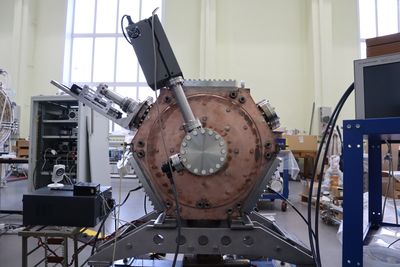 Высокочастотный резонатор отвечающий за ускорение электронов в бустере СКИФ. Фото Т. Морозовой.jpg